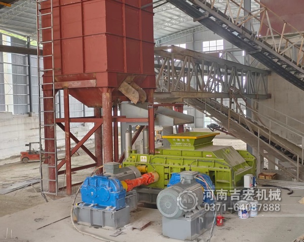 礦場主自述：“換了液壓對輥機(jī)后，我的鐵礦石制砂廠終于扭虧為盈！”