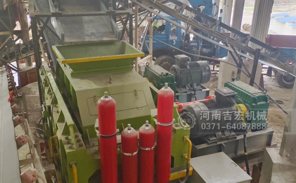 破碎輝綠巖總走彎路？對輥機(jī)用實(shí)力告訴你：選對設(shè)備多重要！
